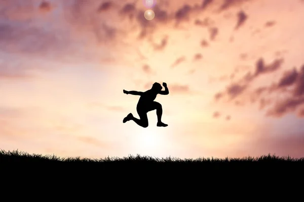 Силуэт Человека Прыгающего Вершине Холма Закатом Неба Заднем Плане — стоковое фото