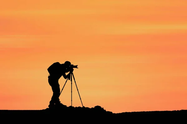 Sylwetka Fotografa Aparatem Fotograficznym Tle Zachodu Słońca — Zdjęcie stockowe