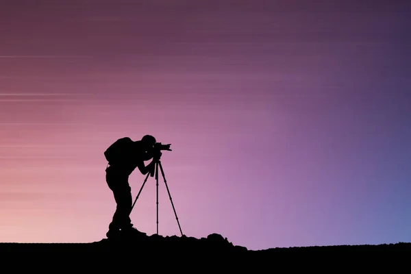 Silueta Fotógrafo Con Una Mochila Sobre Fondo Color — Foto de Stock