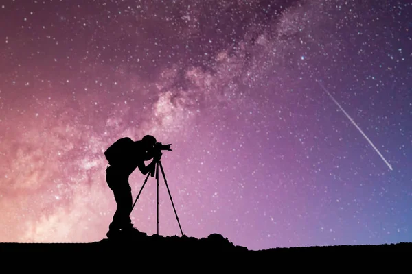 星空の下でリュックを背負った男のシルエット — ストック写真