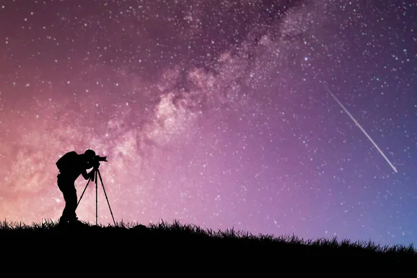 星空の下でリュックを背負った男のシルエット — ストック写真