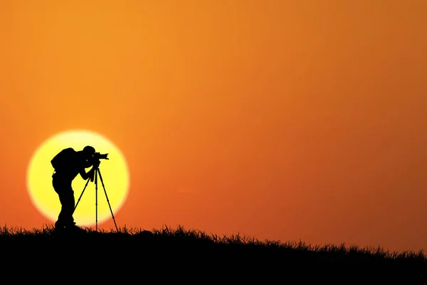 Sylwetka Fotografa Aparatem Fotograficznym Tle Zachodu Słońca — Zdjęcie stockowe