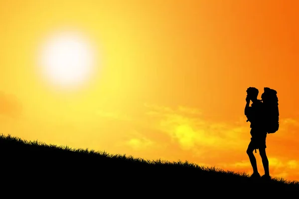 Siluet Backpacker Berdiri Atas Bukit Dengan Matahari Terbenam Langit Latar — Stok Foto