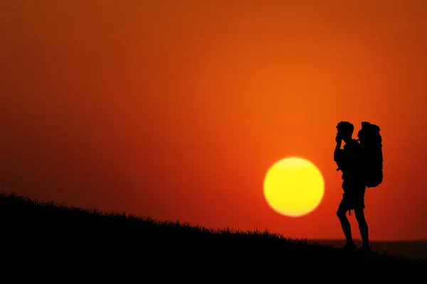 Σιλουέτα Του Backpacker Στέκεται Στο Λόφο Ουρανό Ηλιοβασίλεμα Στο Παρασκήνιο — Φωτογραφία Αρχείου