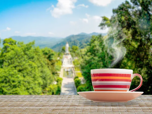 Gökyüzünün arka planında bir fincan kahve