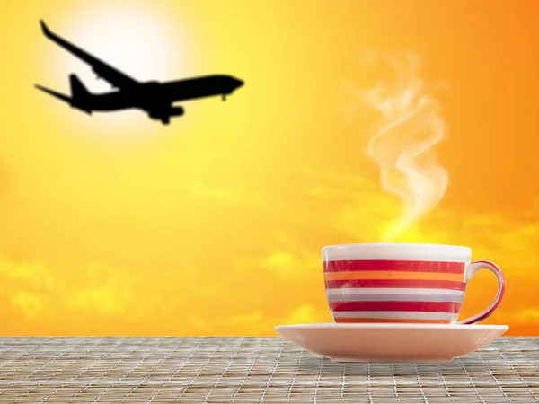 Taza Café Sobre Fondo Del Atardecer Con Avión Volador — Foto de Stock