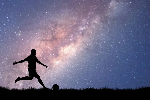 Силуэт Человека Бегущего Мячом Звездным Небом Заднем Плане — стоковое фото