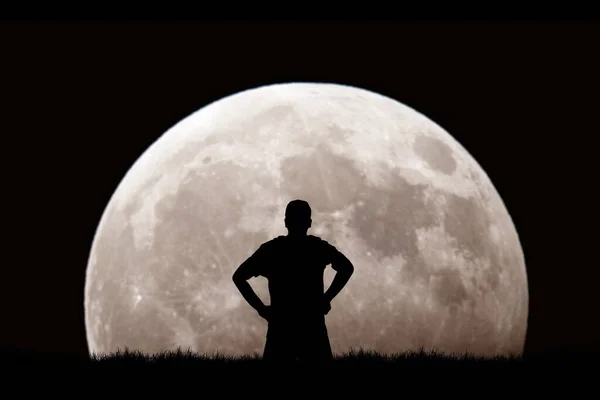 Силуэт Человека Луной Фоне Ночного Неба — стоковое фото