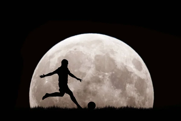 一个穿着黑色衣服 背对着天空的球的男人的轮廓 — 图库照片