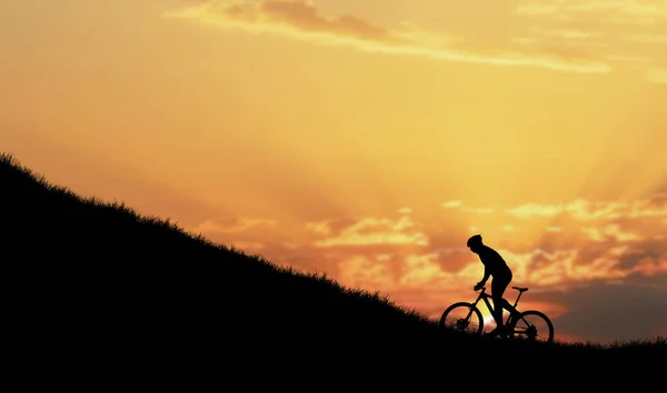 骑自行车戴头盔 背天落山的人的轮廓 — 图库照片
