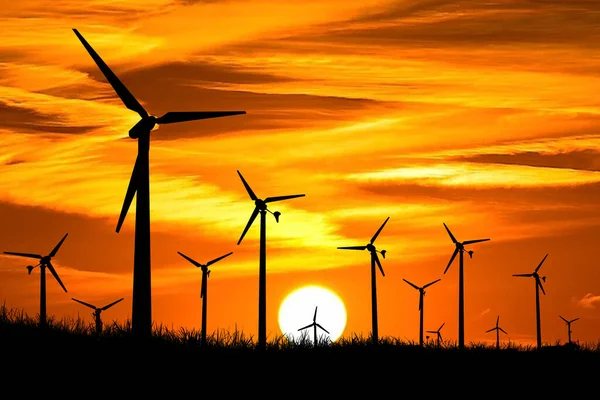Silhouetten Von Windkraftanlagen Werden Genutzt Den Abendstunden Strom Auf Den — Stockfoto