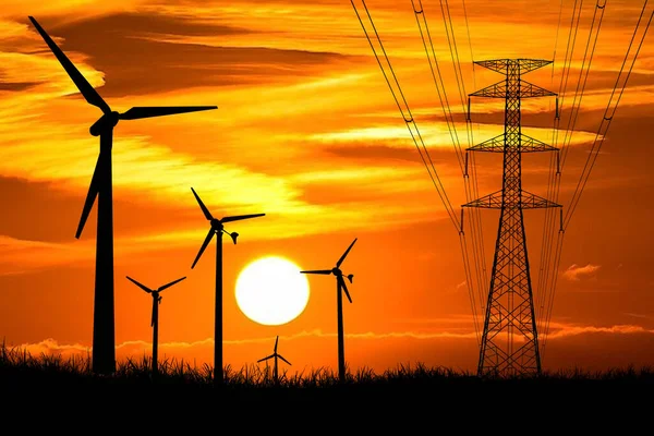日没時の電界中の風力タービン及び高圧電柱のシルエット — ストック写真