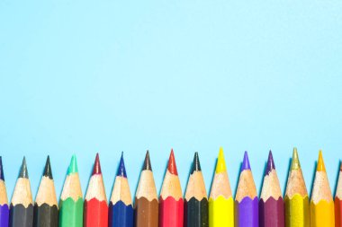 Mavi arkaplanda renkli kalem satırları