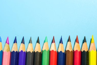 Mavi arkaplanda renkli kalem satırları