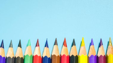 Mavi arkaplanda renkli kalem satırları