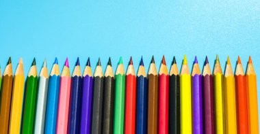 Mavi arkaplanda renkli kalem satırları