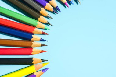 Mavi arkaplanda renkli kalem satırları