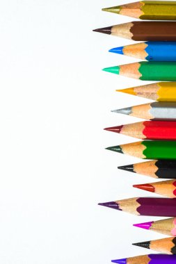 Beyaz arkaplanda izole edilmiş renkli kalemler