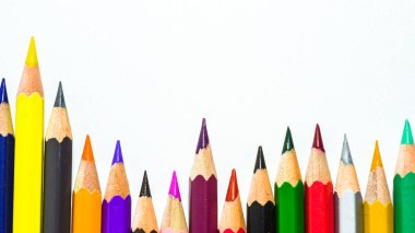 Beyaz arkaplanda izole edilmiş renkli kalemler