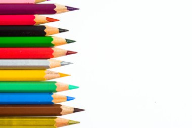 Beyaz arkaplanda izole edilmiş renkli kalemler