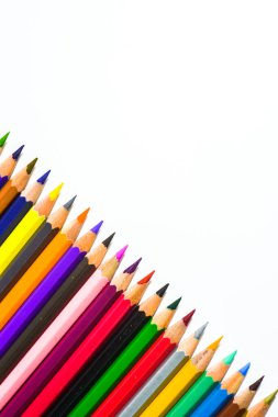 Beyaz arkaplanda izole edilmiş renkli kalemler