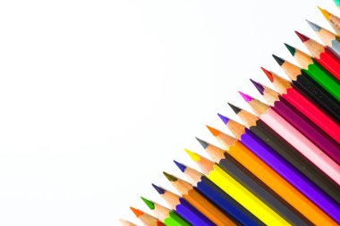 Beyaz arkaplanda izole edilmiş renkli kalemler