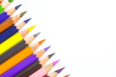 Beyaz arkaplanda izole edilmiş renkli kalemler