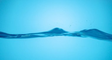 Mavi deniz suyu. Okyanus yüzeyinin doğal arka planı gökyüzünde. düşük açılı görünüm su arkaplanı. 