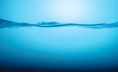 Mavi deniz suyu. Okyanus yüzeyinin doğal arka planı gökyüzünde. düşük açılı görünüm su arkaplanı. 