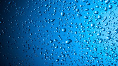 Camda su damlaları olan soyut duvar kağıdı