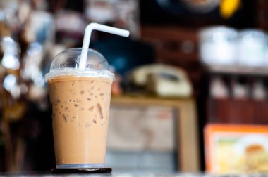 Tatilde vintage mağazasında bir masada buzlu kahve fincanı.