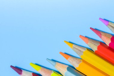 Mavi arkaplanda renkli kalemler, boşluğu kopyala