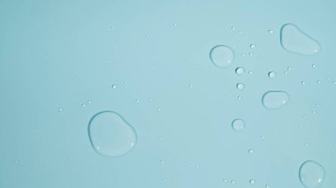 Su damlaları mavi arkaplanda, boşluğu kopyala