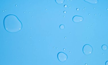 Su damlaları mavi arkaplanda, boşluğu kopyala