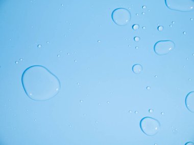 Su damlaları mavi arkaplanda, boşluğu kopyala