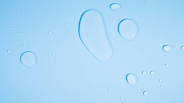 Su damlaları mavi arkaplanda, boşluğu kopyala