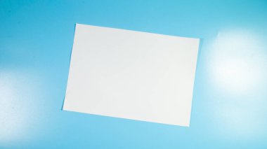 Mavi arkaplan üzerine boş kağıt sayfası, boşluğu kopyala