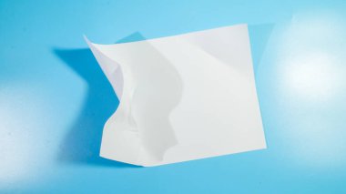 Buruşuk beyaz kağıt çarşaf mavi fırında