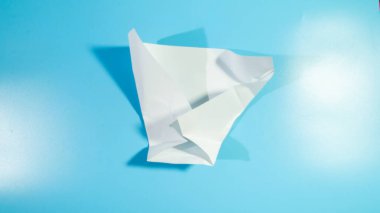 Buruşuk beyaz kağıt çarşaf mavi fırında