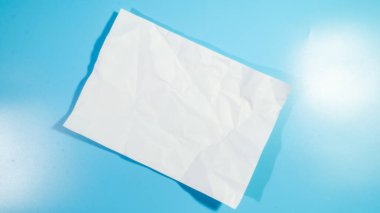 Buruşuk beyaz kağıt çarşaf mavi fırında