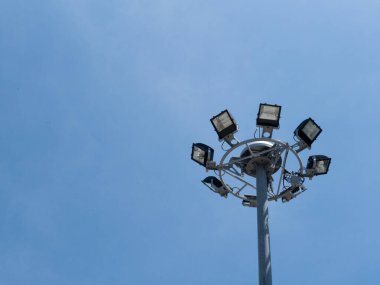 Mavi gökyüzünde projektörleri olan sokak lambası inşaatı