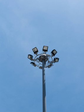 Mavi gökyüzünde projektörleri olan sokak lambası inşaatı