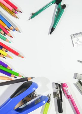 okul kırtasiyesi beyaz arkaplanda izole edildi, boşluğu kopyala