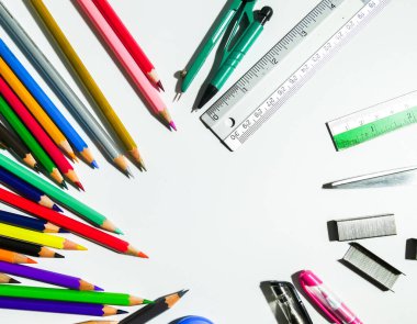 okul kırtasiyesi beyaz arkaplanda izole edildi, boşluğu kopyala