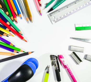 okul kırtasiyesi beyaz arkaplanda izole edildi, boşluğu kopyala