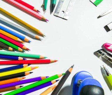 okul kırtasiyesi beyaz arkaplanda izole edildi, boşluğu kopyala