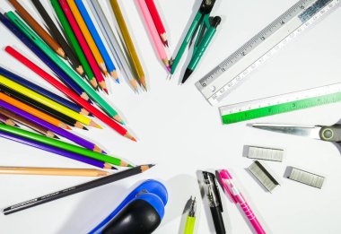 okul kırtasiyesi beyaz arkaplanda izole edildi, boşluğu kopyala