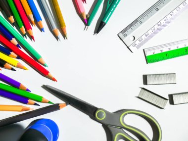 okul kırtasiyesi beyaz arkaplanda izole edildi, boşluğu kopyala