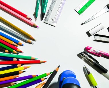 okul kırtasiyesi beyaz arkaplanda izole edildi, boşluğu kopyala