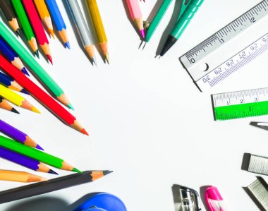 okul kırtasiyesi beyaz arkaplanda izole edildi, boşluğu kopyala